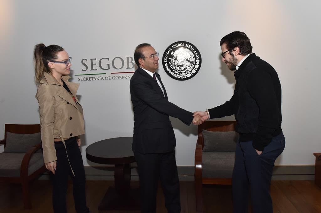 La intérprete se reunió con el secretario de Gobernación Alfonso Navarrete Prida para solucionar su situación.
