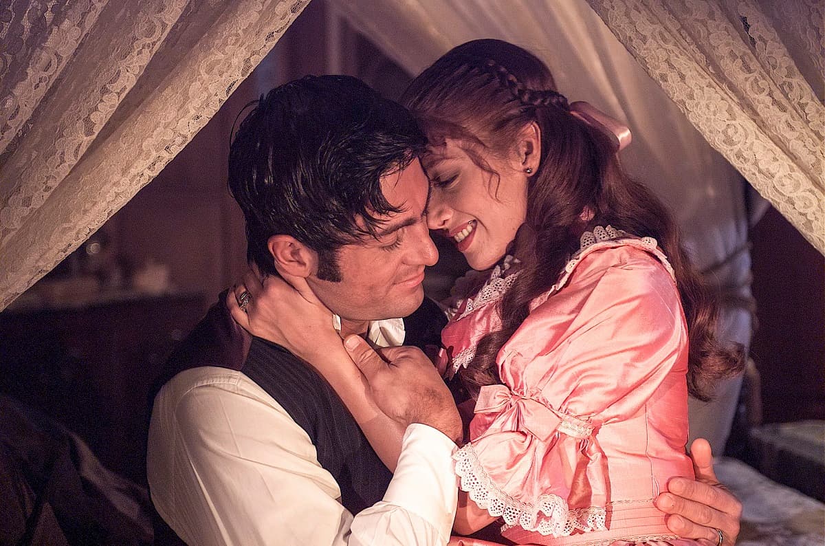 'Amor Real' es una telenovela protagonizada por Adela Noriega y Fernando Colunga.