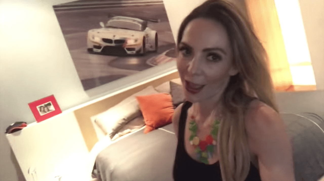 Junto a esta habitación se encuentra la recámara de Francisco, el hijo menor de su esposo, quien de vez en cuando pasa unos días con ellos. La cama es matrimonial y cuenta con cabecera de madera. Las paredes son blancas y como decoración, tiene cuatros de autos.