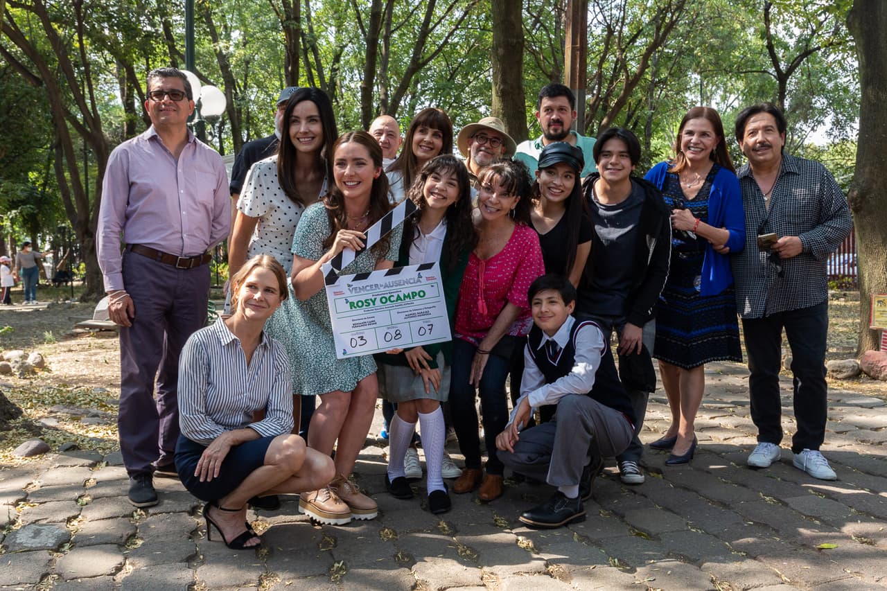 Al final todo el equipo de producción se sumó a la foto del claquetazo de esta novela que llegará a Las Estrellas en julio del 2022.