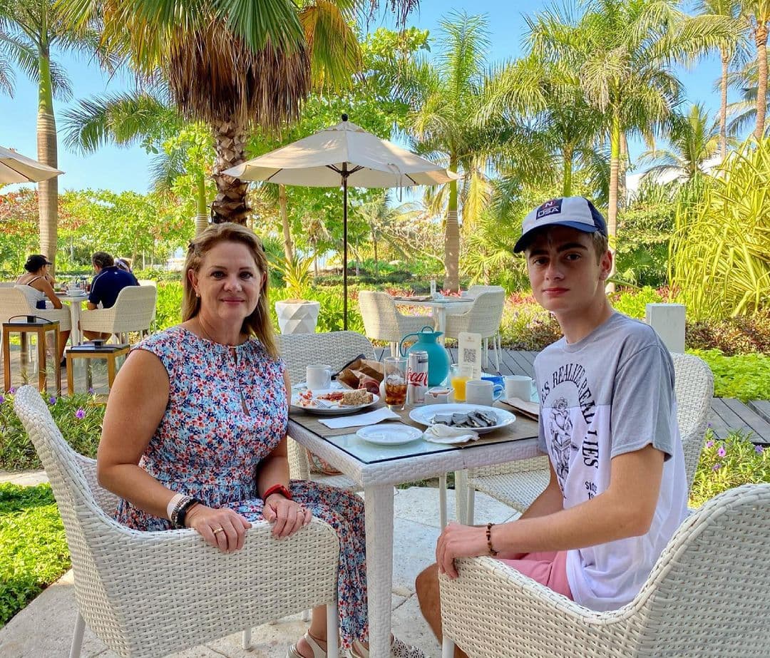 Nicolás, quien en la actualidad tiene 16 años, mantiene una estrecha relación con su mamá, con quien en varias ocasiones se ha dejado ver en Instagram y en los videos que la actriz comparte en TikTok.