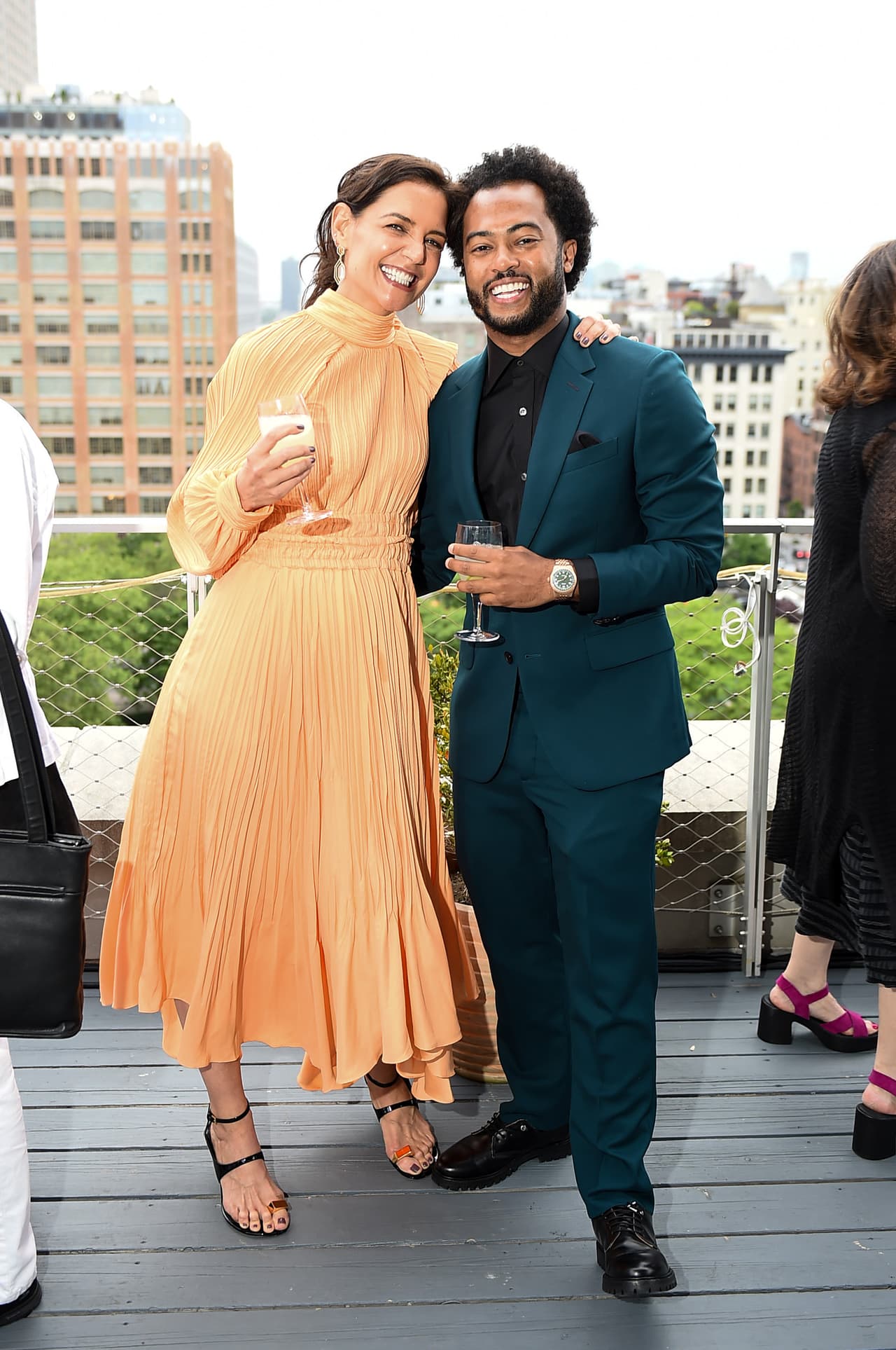 En la gala del 25º aniversario de Moth Ball, Katie Holmes, de 43 años, asistió con su pareja, el músico y productor Bobby Wooten III, quien es 10 años menor que ella.