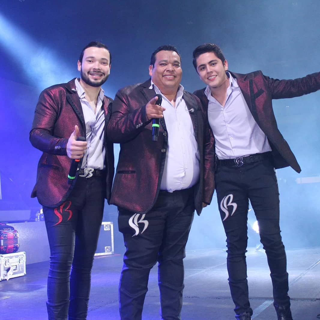 Banda Los Sebastianes comparten escenario con cantante de reggeatón