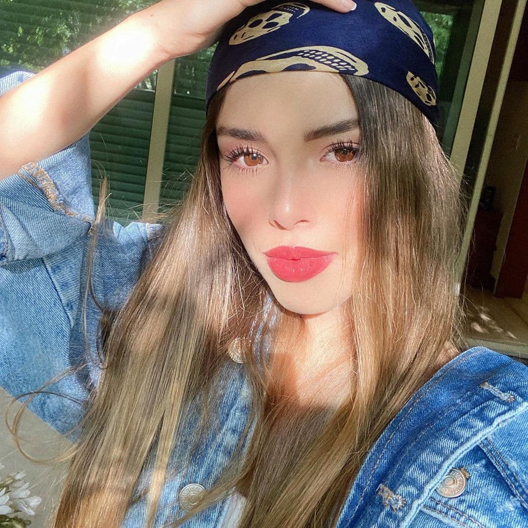 Poco antes, en noviembre, el cantante confesó que Guzmán llegó a ponerse celosa de Belinda, con quien comenzó a trabajar en un proyecto televisivo.