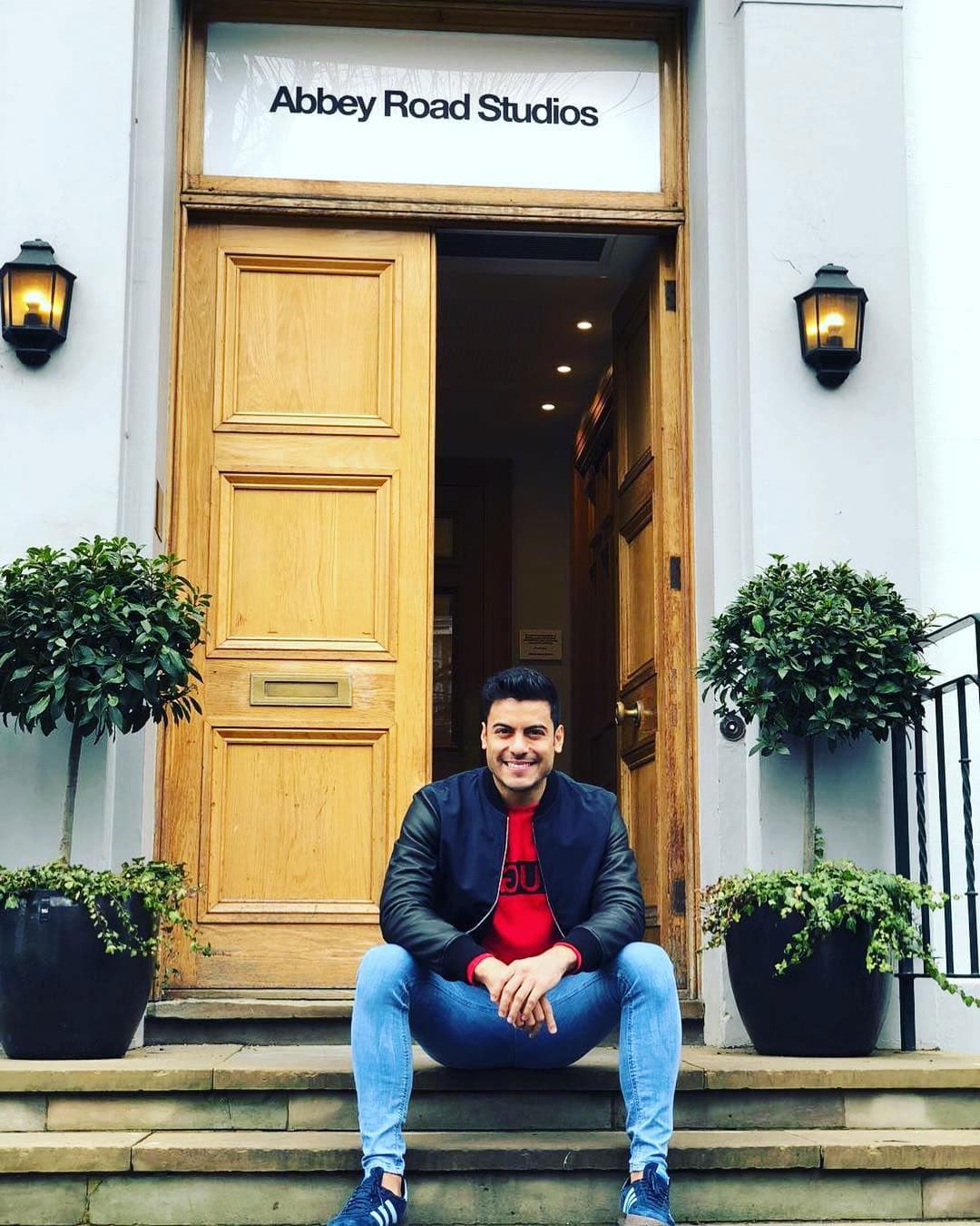 Viajó hasta Londres para grabar este material en los estudios donde han grabado figuras de la talla de Los Beatles, Michael Jackson, Lady Gaga y Gustavo Cerati, entre otros.