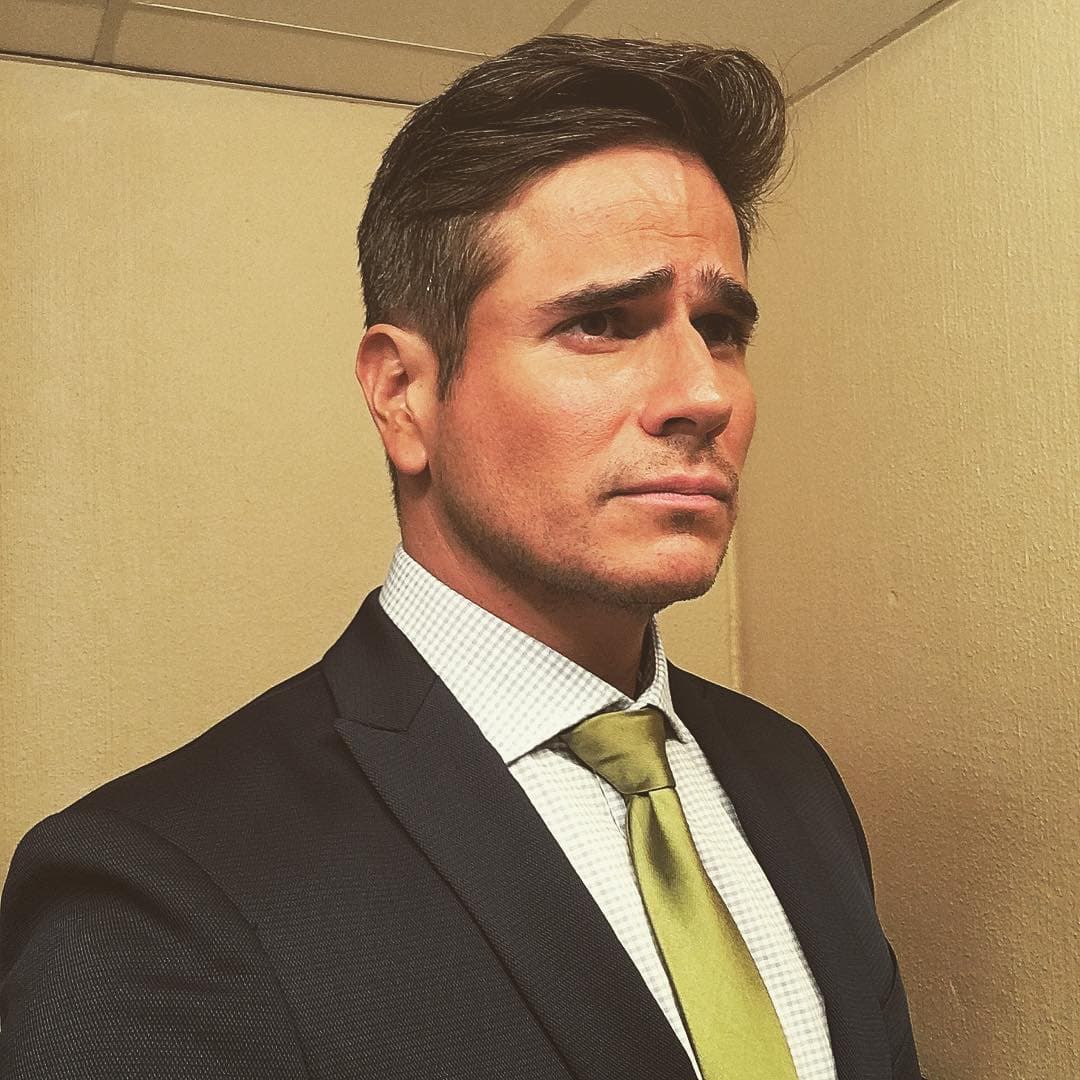 Daniel Arenas seduce fuera y dentro de la pantalla chica, demostrando que es todo un galán