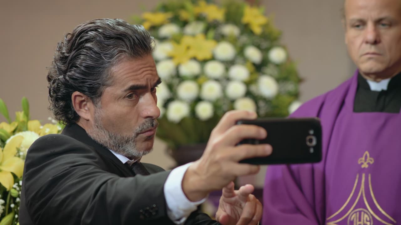 Paco tomándose la última selfie con ella.