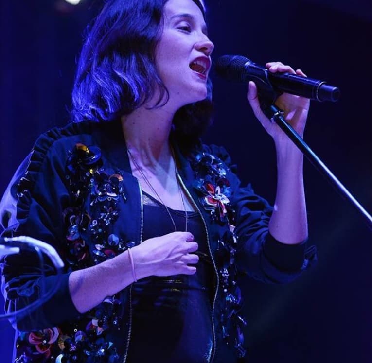 La cantante Ximena Sariñana también ha tenido conciertos durante su embarazo, el cual es fruto de su matrimonio con Rodrigo Rodríguez.