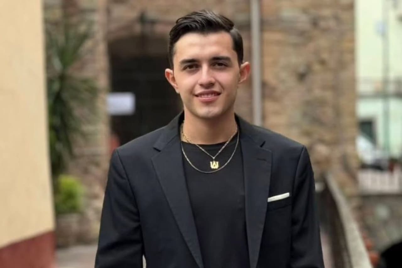 Luis Ángel Jaramillo, cantante y actor mexicano.