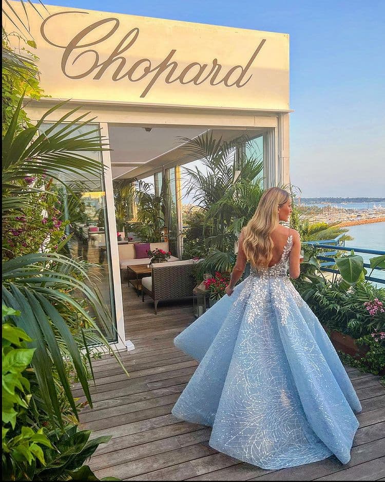 Desde su llegada al festival francés, Geraldine mostró su amor a México con este vestido corte princesa de los diseñadores de nuestro país: Víctor & Jesse.