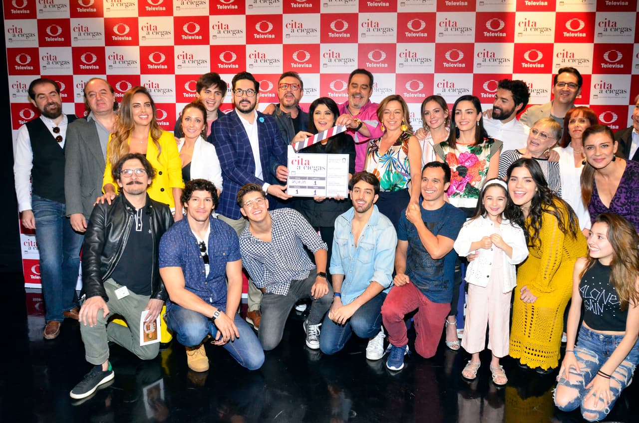 Todos los actores y el equipo de producción de "Cita a Ciegas", la nueva telenovela de Las Estrellas, se reunió en Televisa San Ángel para dar el claquetazo inicial de esta gran historia.
