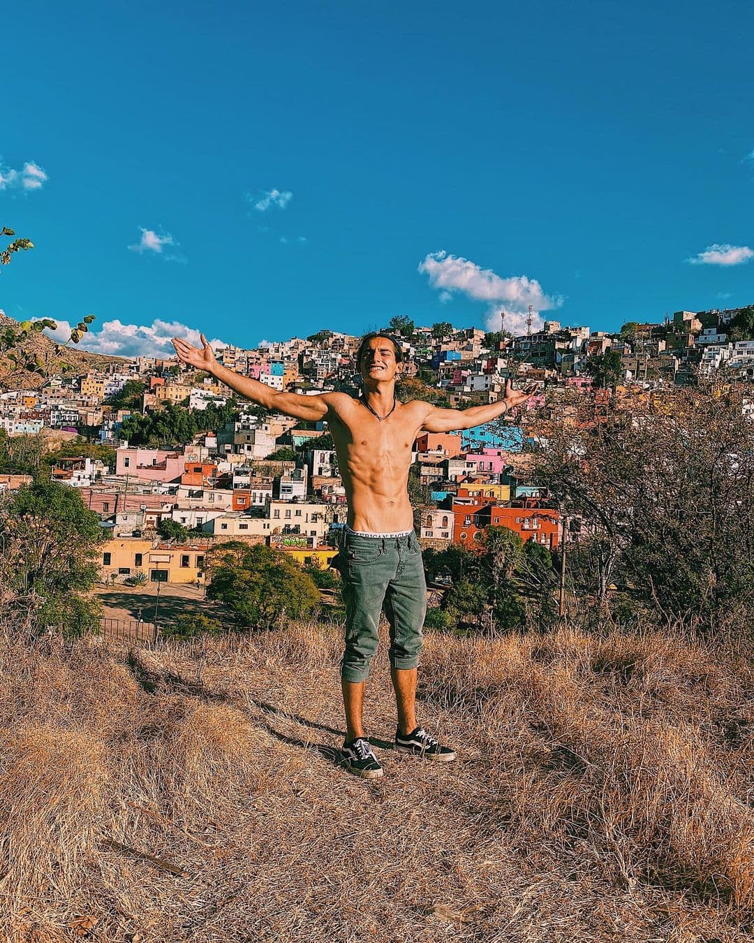 Emilio Osorio compartió un emotivo mensaje en el que celebró su mayoría de edad: "Mamá, papá, ya soy legal".