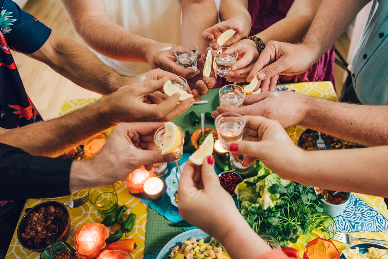 Consumir bebidas típicas del país, como tequila o mezcal, es muy común durante las celebraciones de septiembre.