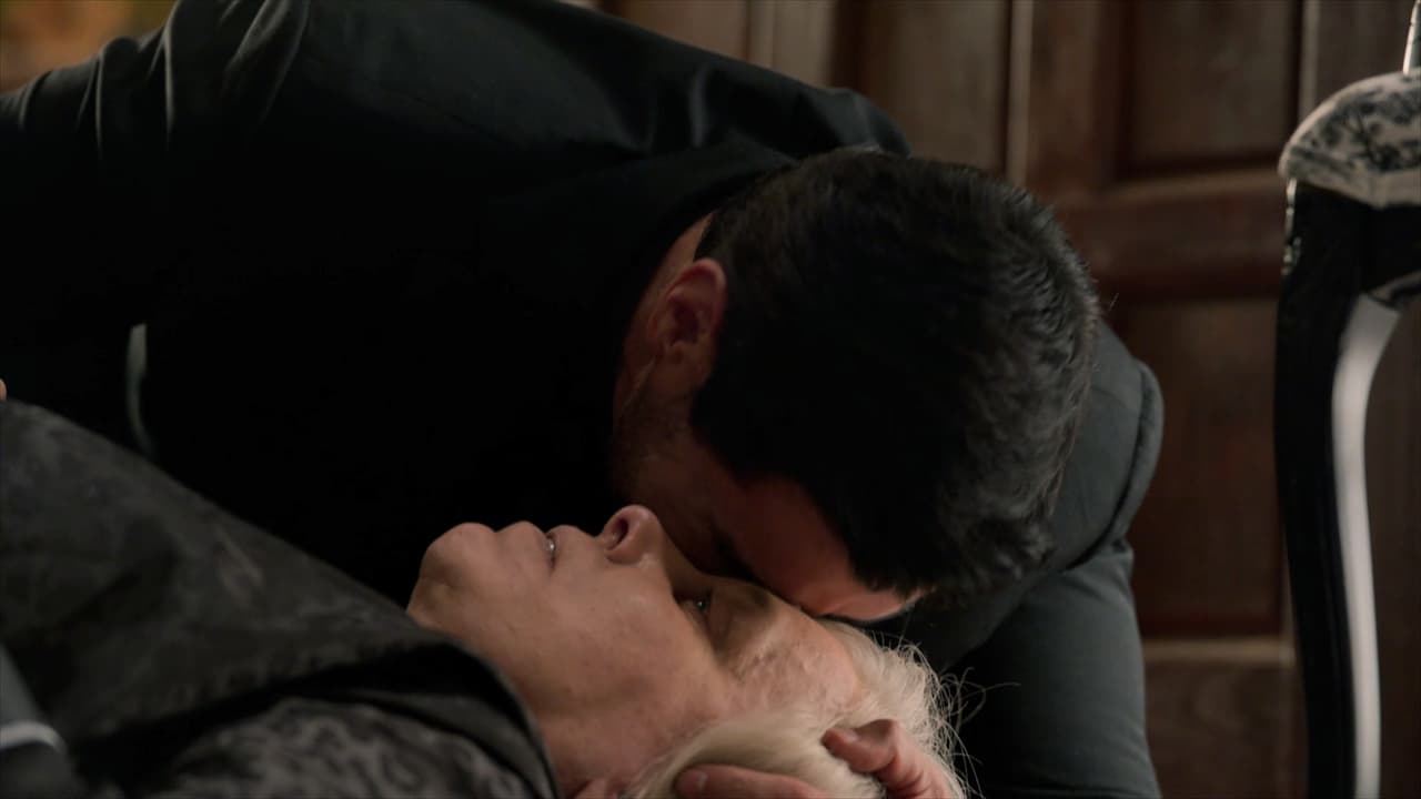 Salvador descubre que su madre ha muerto