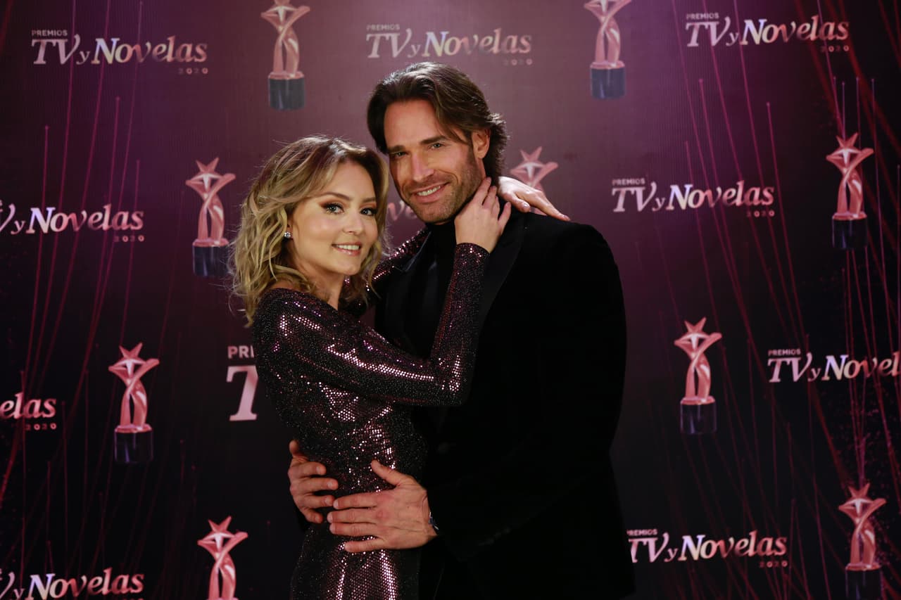 Sebastián Rulli y Angelique Boyer impactaron con su atractivo en Premios TVyNovelas, donde fueron una de las parejas más aplaudidas a su llegada y mientras presentaron algunas categorías.