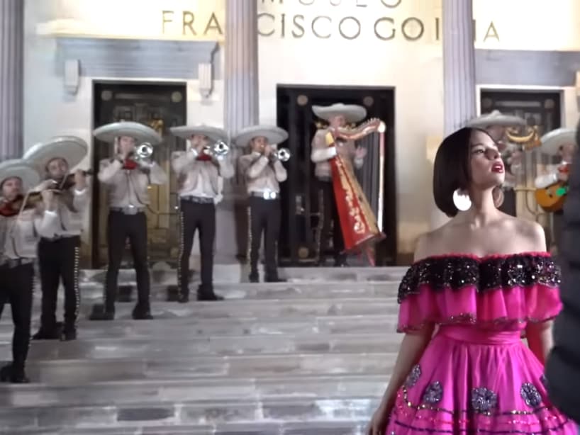 Para el término de las grabaciones acudió a las afueras del Museo Francisco Goita, donde volvió a usar el diseño que le regaló su abuela, aunque en ningún momento mostró el vestido de novia.