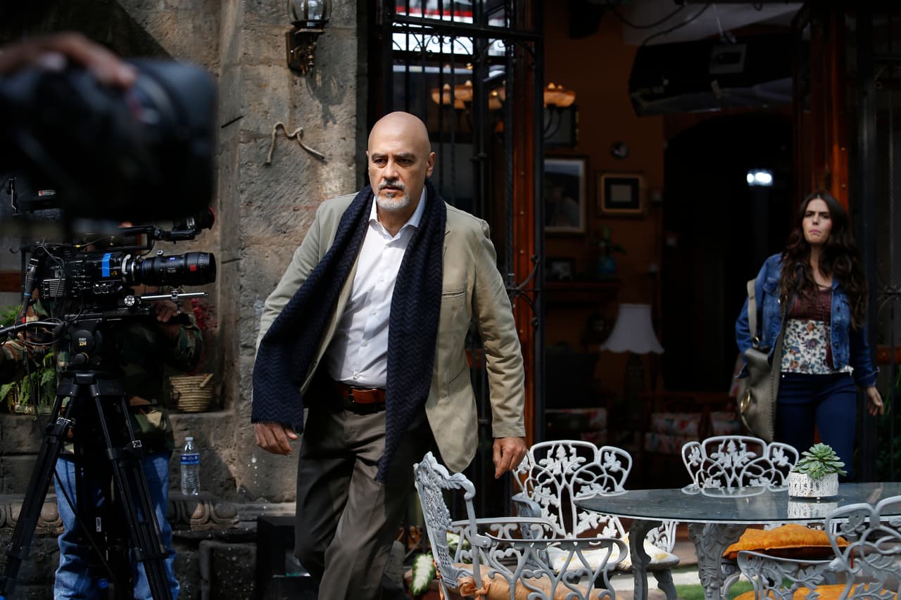 Aquí se ve a Marco Treviño ('Lino') grabando la escena en compañía de Claudia Álvarez ('Ariadna').
