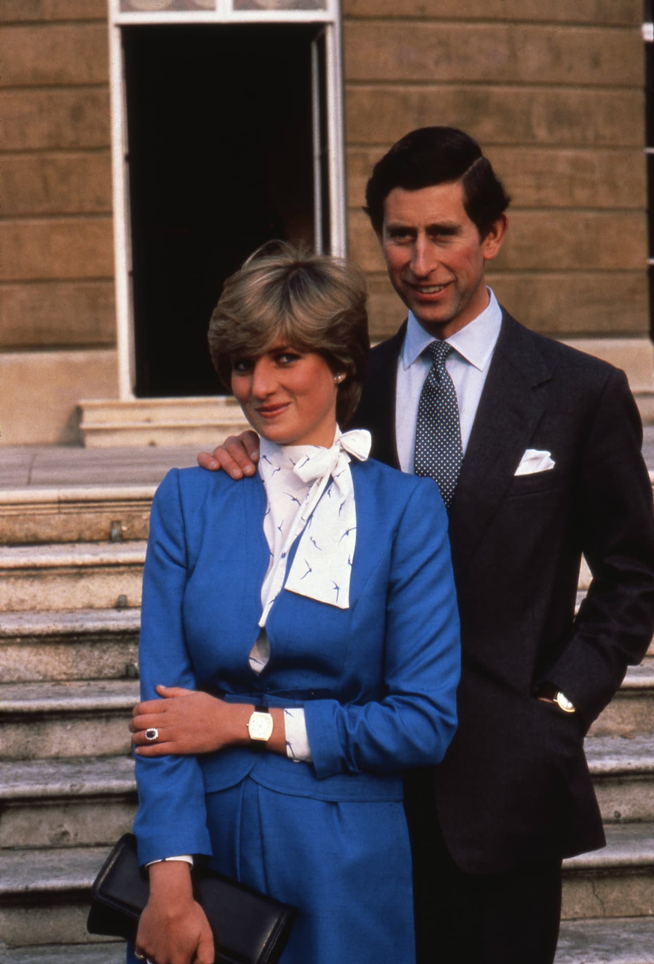 Carlos, príncipe de Gales es el hijo mayor de la reina Isabel II y su esposo el príncipe Felipe, duque de Edimburgo. Diana de Gales fue la primera esposa del heredero al trono de la Corona británica.