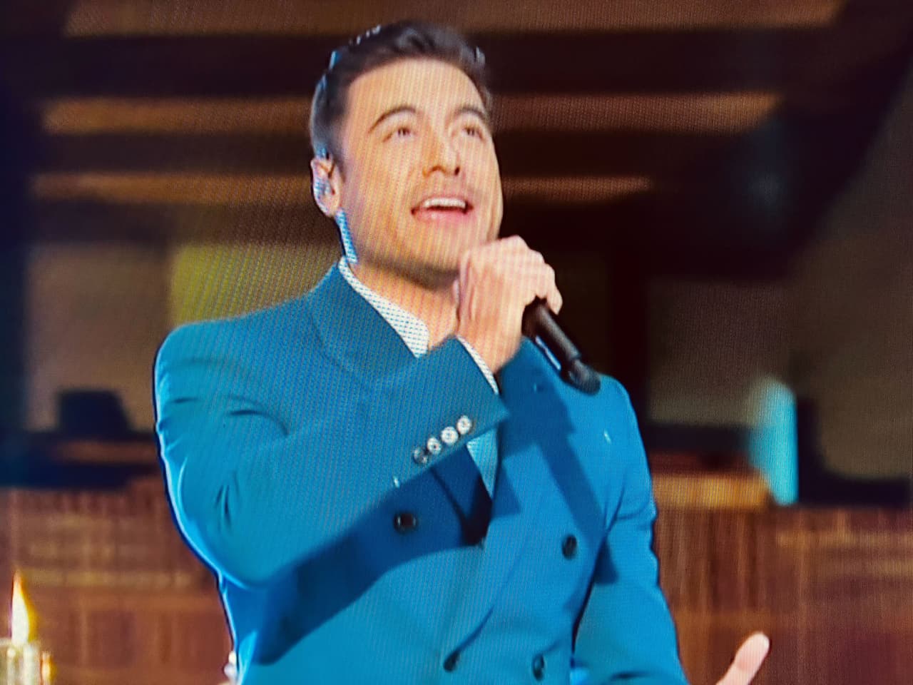 Carlos Rivera transmitió su fe a la Morenita linda con el tema “Mi canto para ti”, no sin antes expresar lo que siente: “Madre mía, cada año estoy aquí a tus pies para agradecerte por tus bendiciones, por tu amor y por todas las maravillas que haces con las personas que creemos en ti y en tu hijo Jesús. Hoy como siempre mi canto es para ti”.