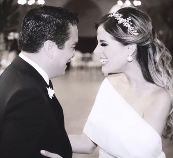 Gerardo Islas, exesposo de Sherlyn, también llegó nuevamente al altar y presumió el enlace en redes sociales con una romántica postal: "Amar a alguien es una cosa. Que alguien te ame es otra. Pero que te ame la misma persona que amas es todo. Te amo y te amare siempre esposa adorada", anotó junto a una foto de la boda sin especificar la fecha exacta en la que se casó.