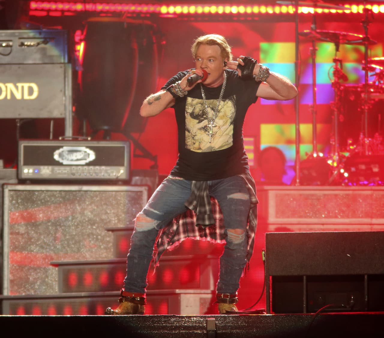 Axl Rose sufre accidente en concierto de Guns N' Roses
