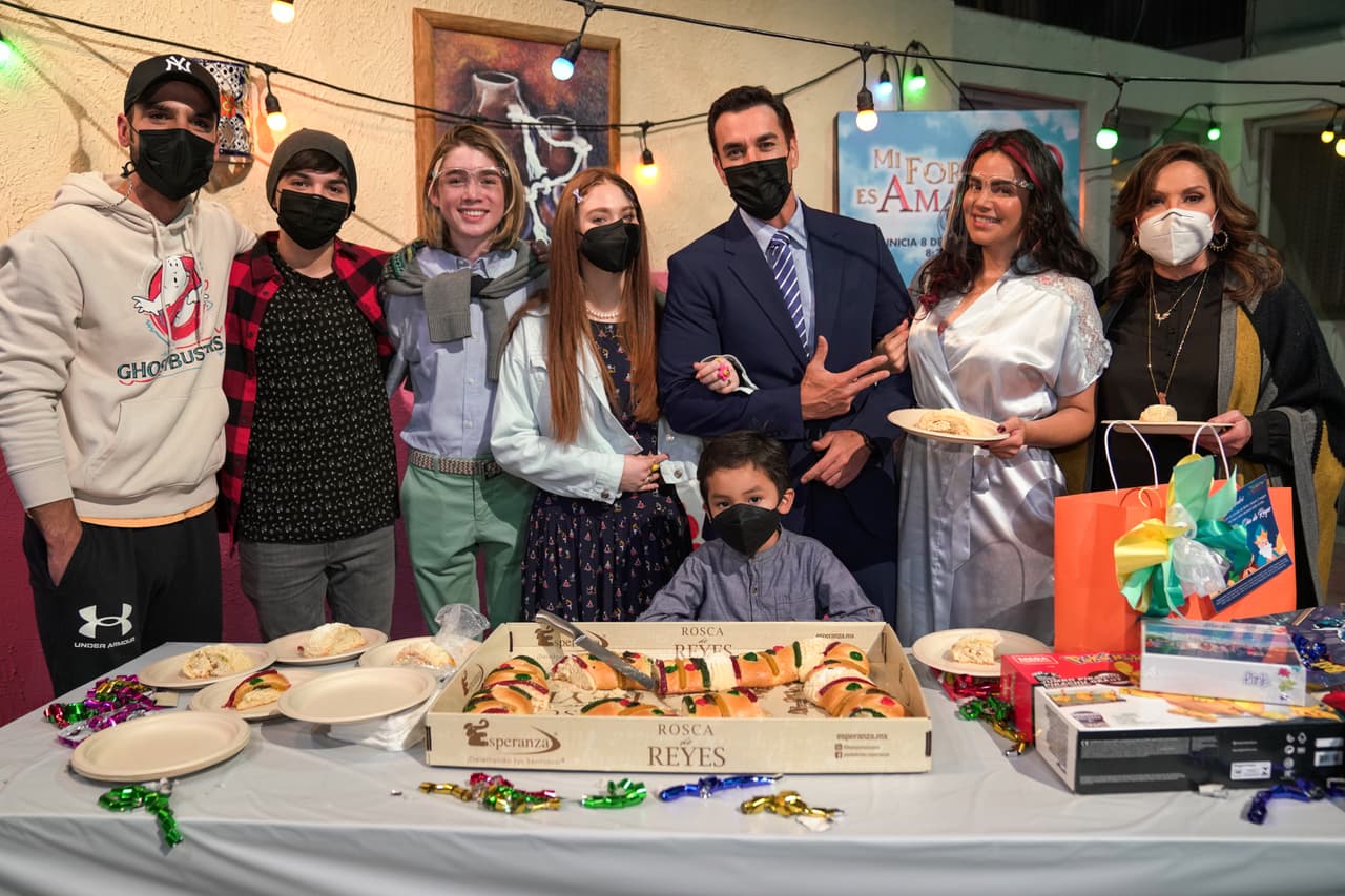 El elenco de "Mi Fortuna es Amarte" partió la tradicional rosca de Reyes en el foro de la telenovela.