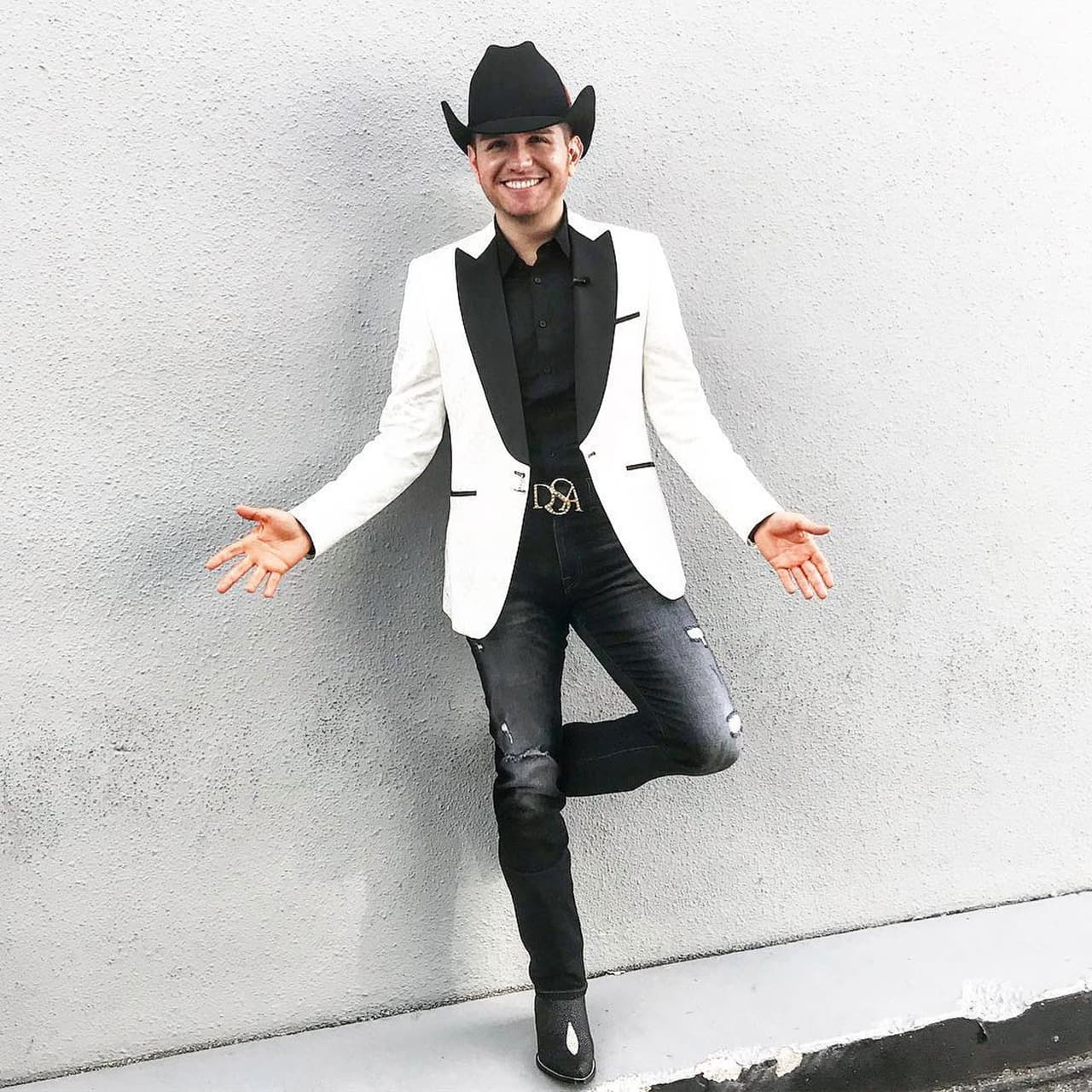 El Dasa anuncia que se convertirá en papá con tierna foto