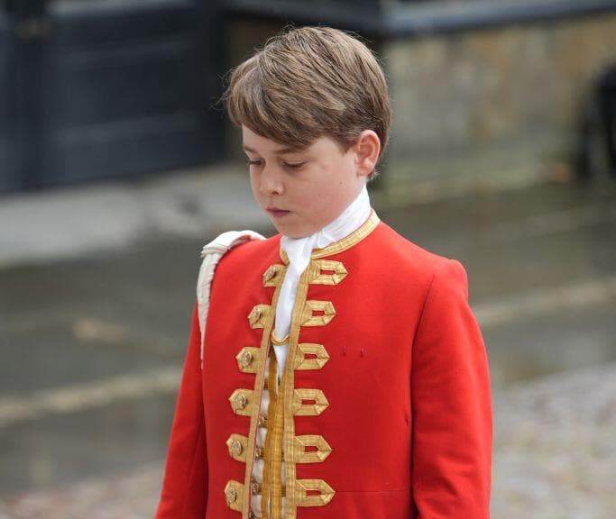 El príncipe George como paje en la coronación de su abuelo, el rey Carlos III.