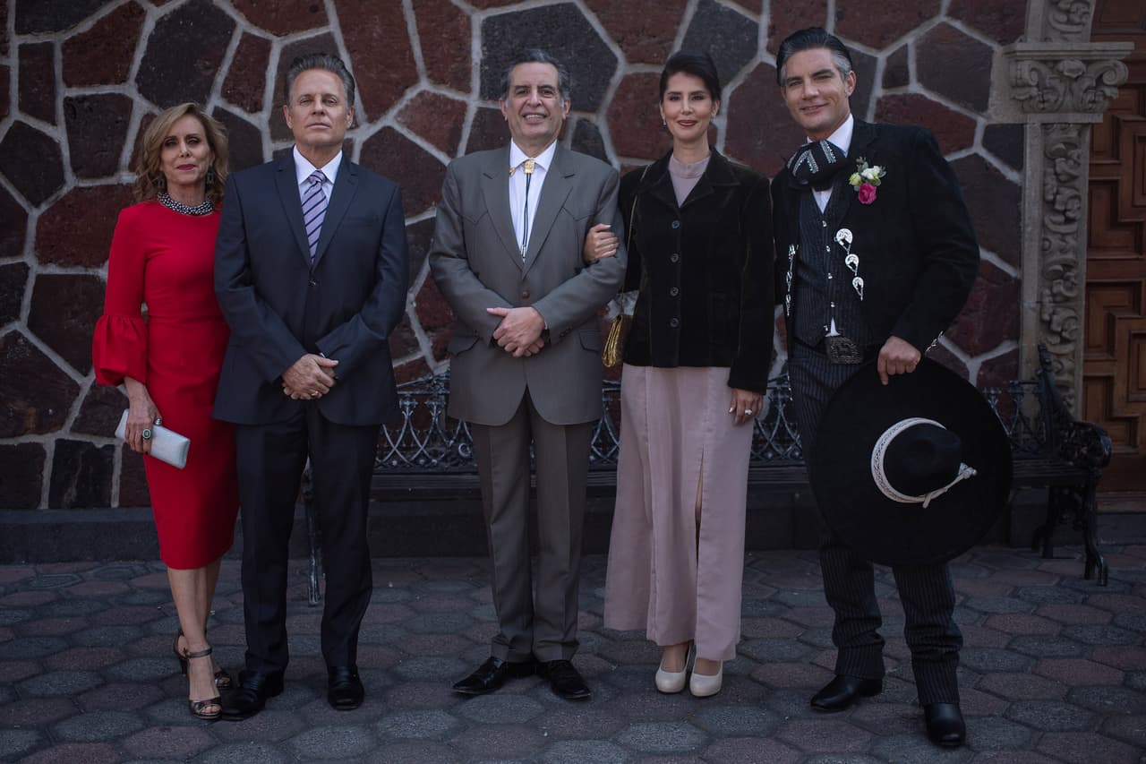Previo a la grabación de la ceremonia, los actores posaron para la cámara de Las Estrellas.