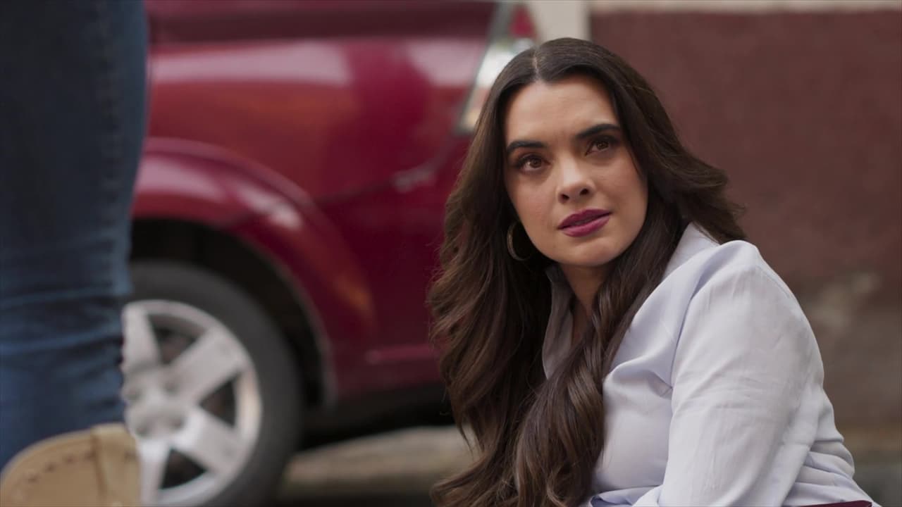 Doménica corre de las greñas a Kiara y la echa a la calle