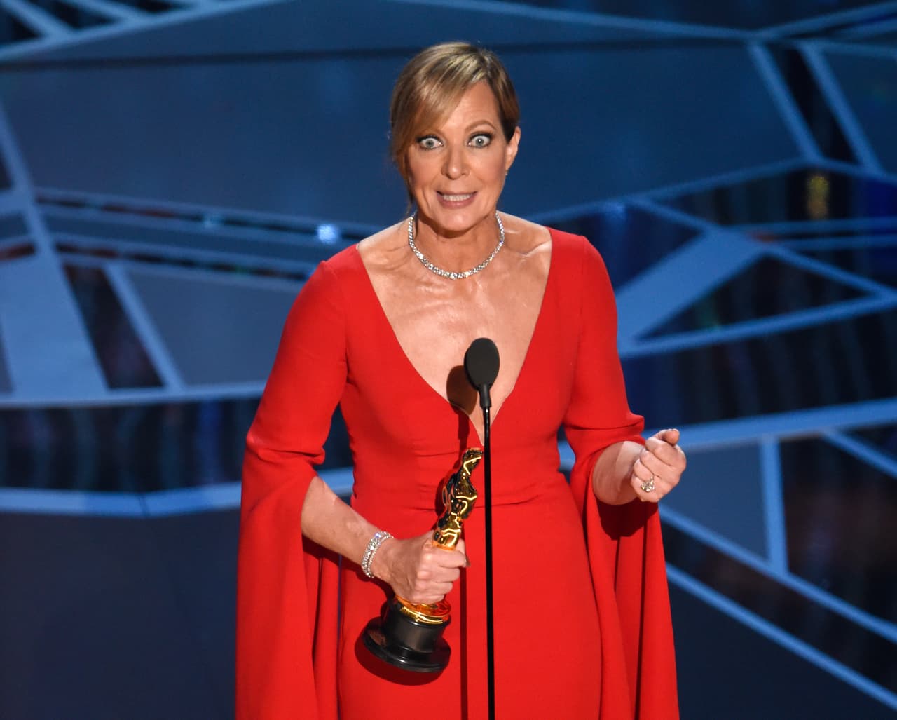 Allison Janney ganó ‘Mejor actriz de reparto’ y agradeció a todo el equipo de la película ‘Yo, Tonya’.