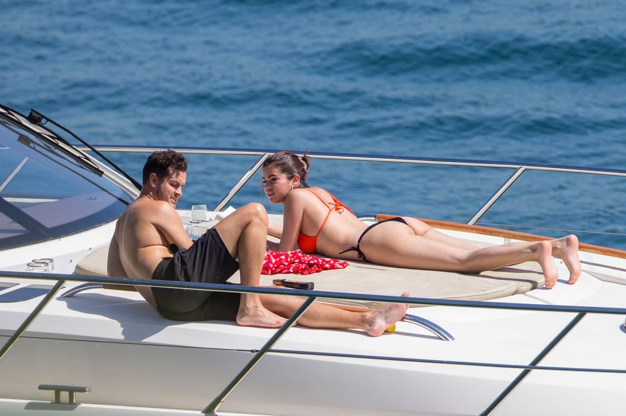 La cantante Selena Gomez fue captada por los paparazzi mientras le mostraba todo su amor a varios amigos.