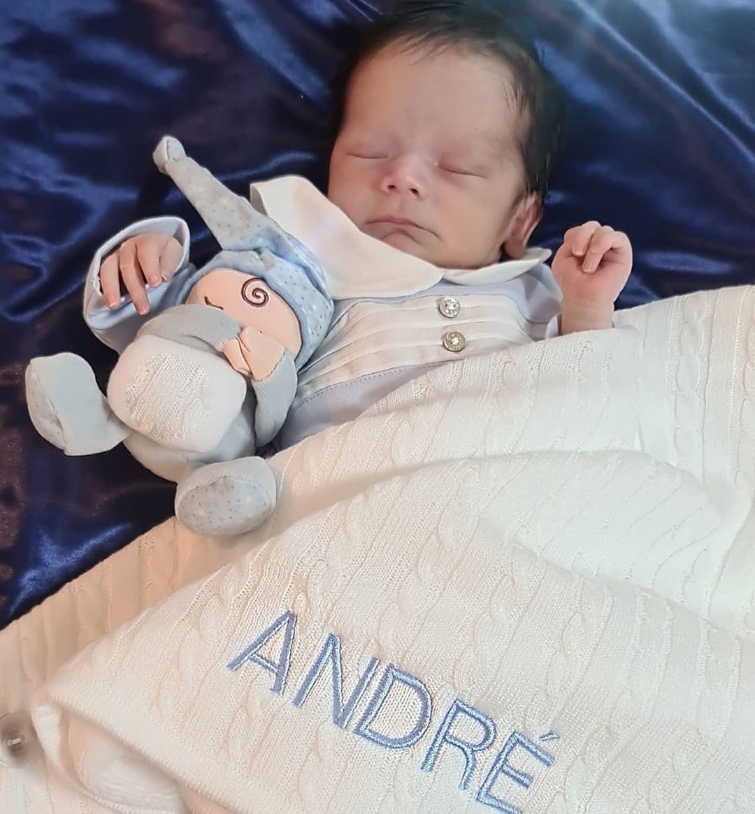 “El vuelo en mi cigüeña tuvo un poco de turbulencia, pero unos ángeles con trajes azules nos pusieron a salvo a mi mamita y a mí”, se lee junto a la foto con la que presentaron al recién nacido.