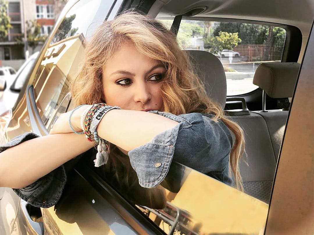 Paulina Rubio causa sensación al aparecer en bikini