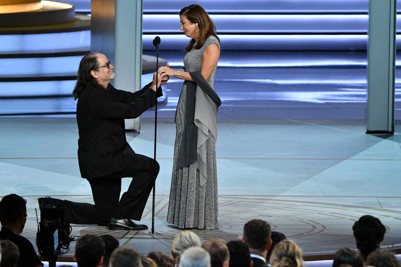Director propone matrimonio a media entrega de los Emmy
