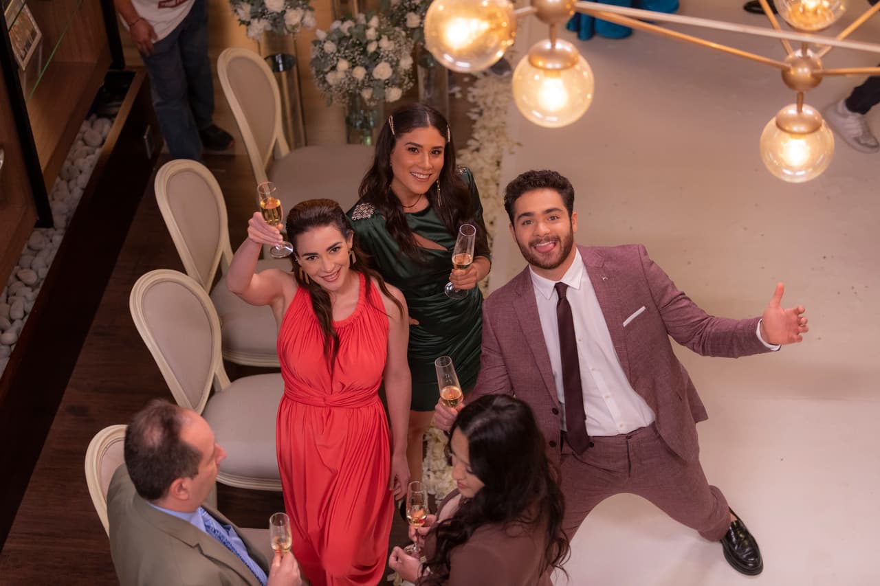 Ara Saldívar, Claudia Zepeda y Carlos Said bromearon a la cámara durante la grabación de la escena.