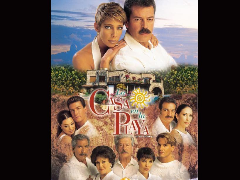 Cynthia Klitbo y Sergio Goyri protagonizaron ‘La casa en la playa’, telenovela que fue producida por Pinkye Morris y Yuri Breña. Esta historia se centra en un adulto mayor que tiene como última voluntad reunir a su familia en su casa en la playa, donde entregará su herencia y nombrará a su hija menor como la nueva encargada de su constructora.