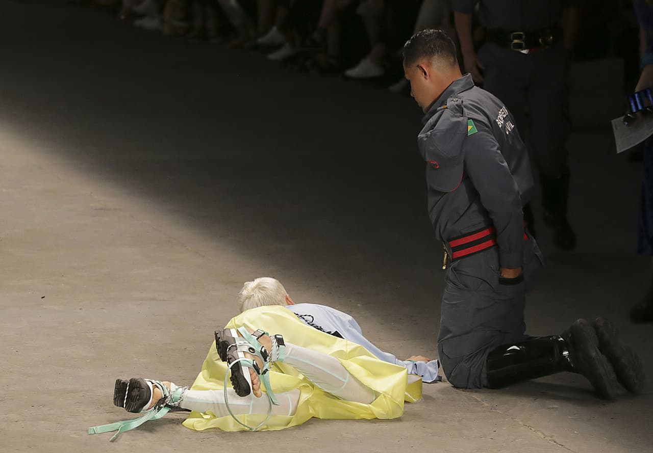 Tras desmayarse en el desfile de la marca española Ocksa, durante la Semana de la Moda en Sao Paulo.