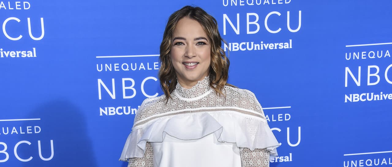 Adamari López celebra San Valentín por adelantado en traje de baño