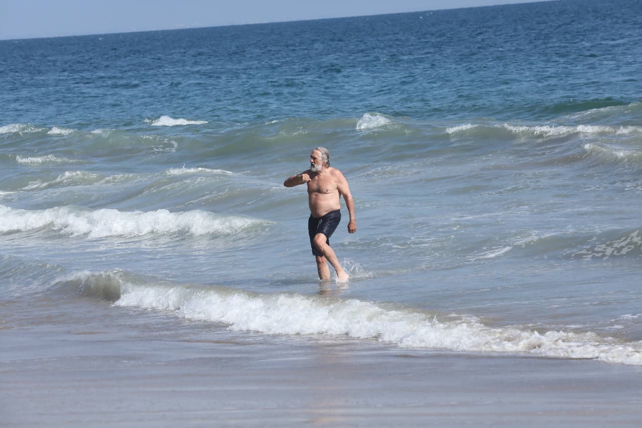El actor, director y productor de cine estadounidense se dejó ver en la playa de Santa Mónica, California.