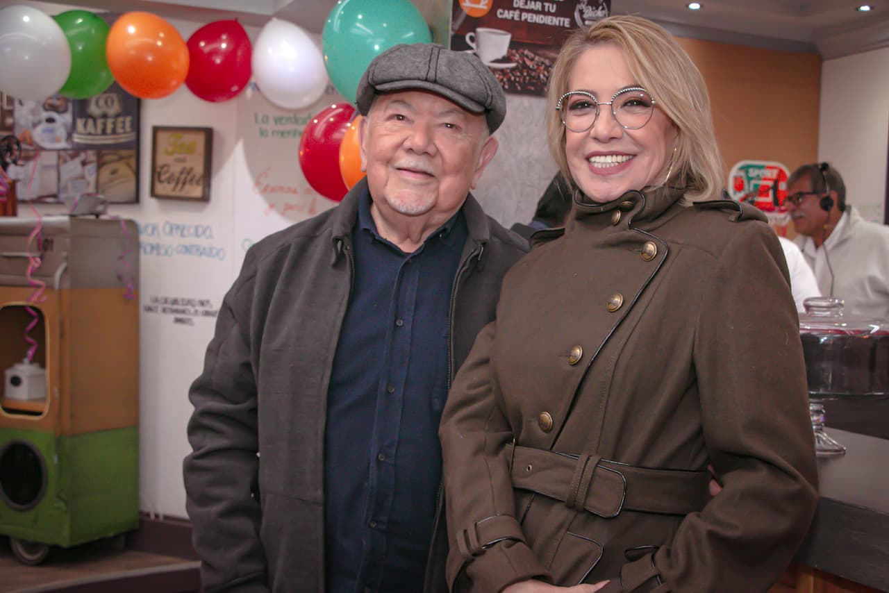Genoveva Martínez, productora de esta emisión, aprovechó el festejo para reconocer la trayectoria de 
<b>Sergio Corona</b> y agradecerle sus años de trabajo.