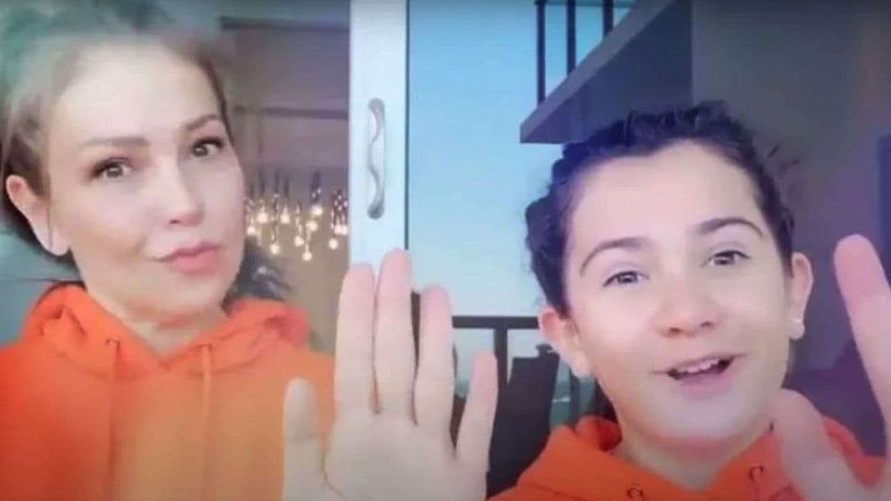 Thalía con su hija Sabrina Sakaë en redes