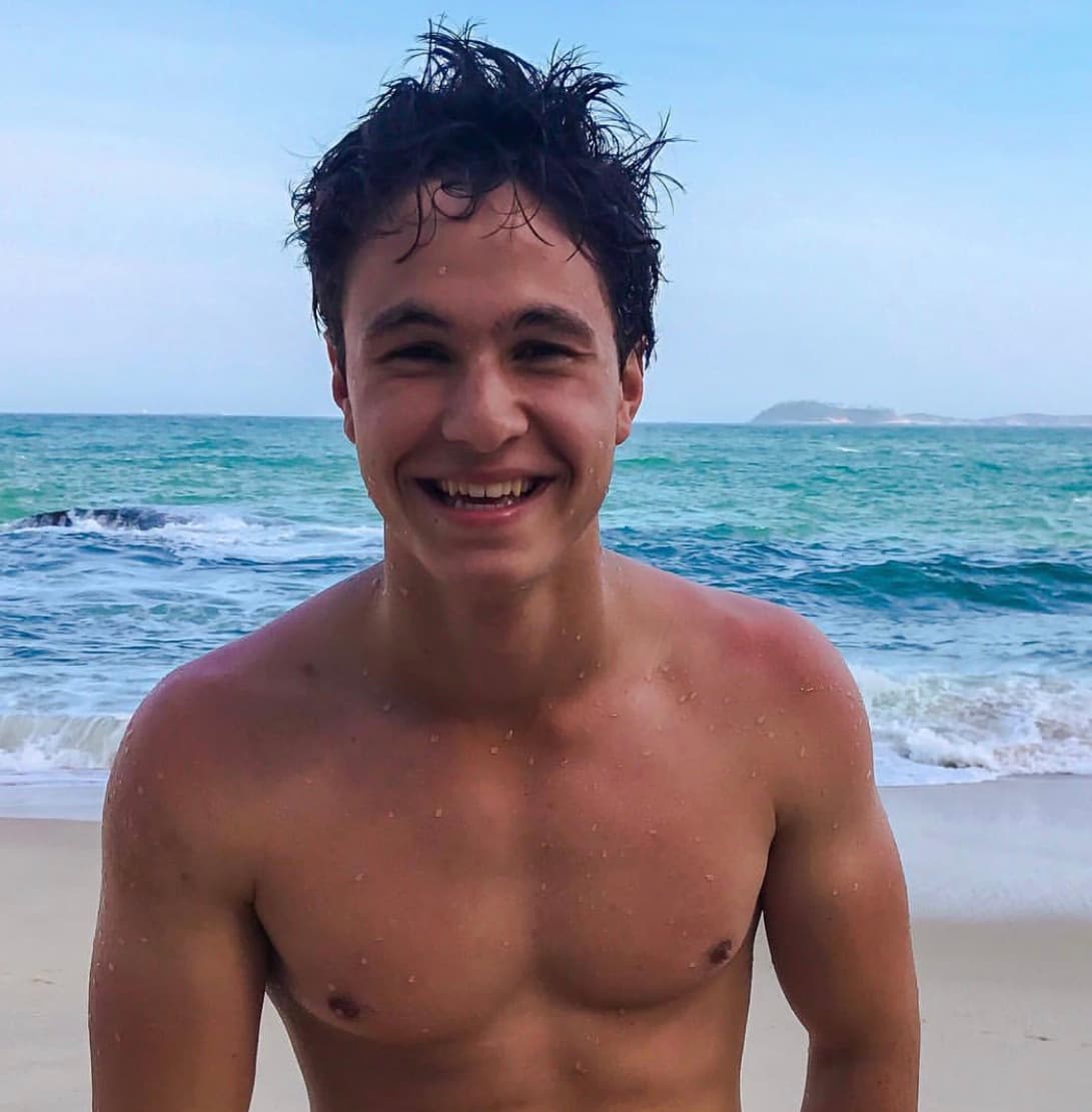 Este segmento consistía en cuestionar al actor con las preguntas más buscadas de él en Internet, entre las que se encontraba si era hermano de Eleazar. Con buen humor, Ronda lo negó, pero confesó que no era la primera vez que lo escuchaba. "Antes cuando estaba haciendo 'Como dice el dicho' muchas veces me lo dijeron (...), pero como hace mucho no vivo en México ya no me lo habían dicho", confesó.