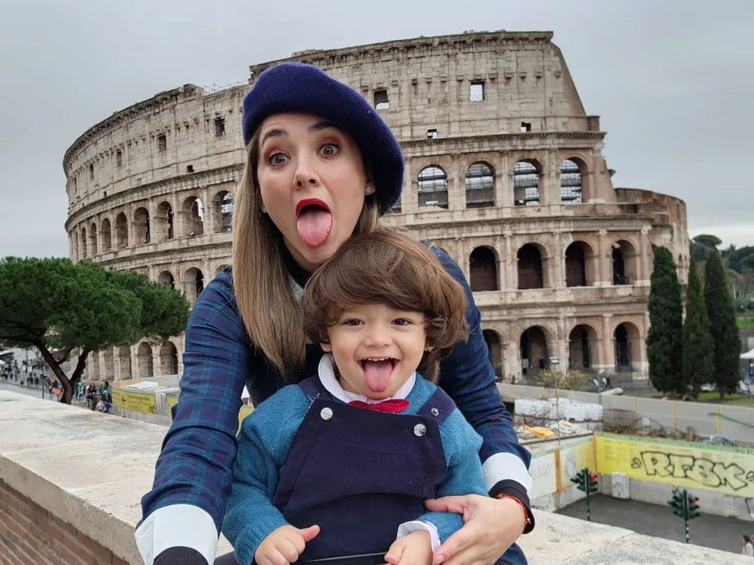 Sherlyn transforma a su hijo en baloncito de Super Bowl