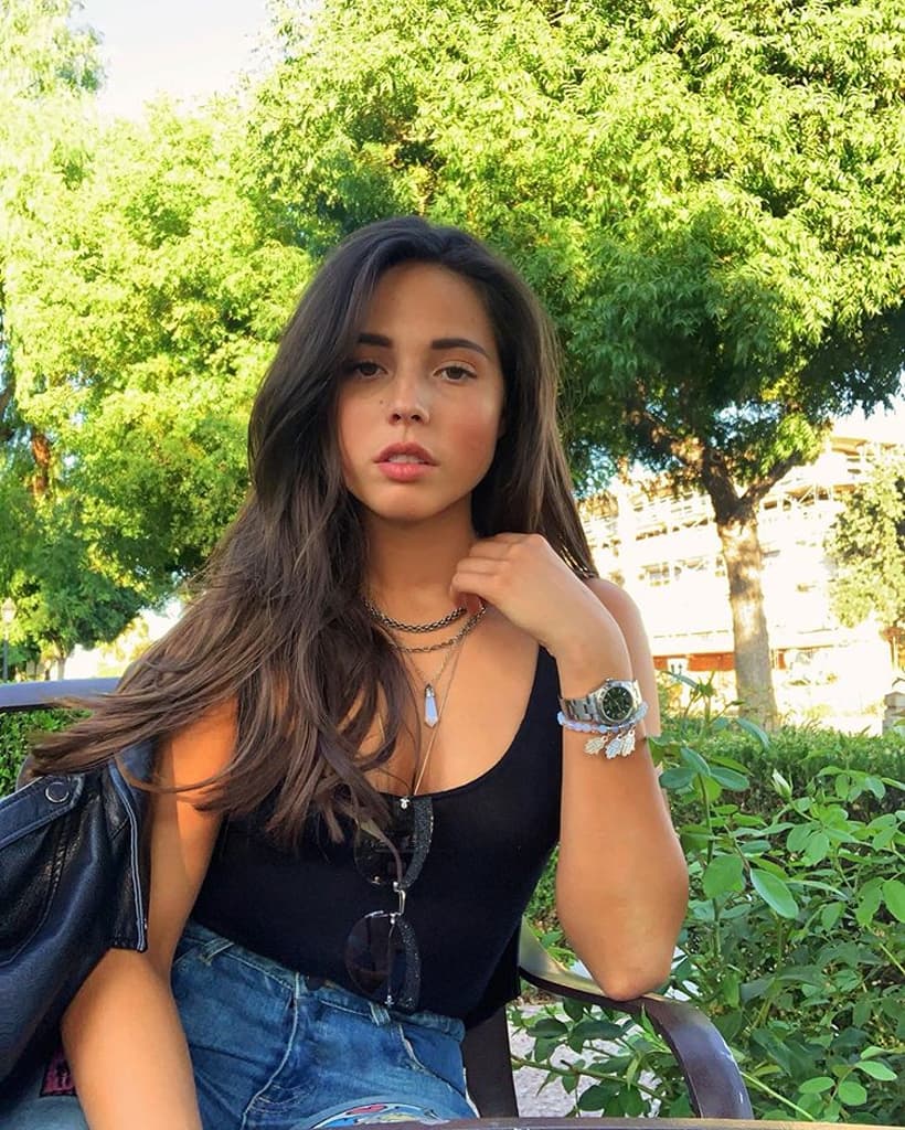 A pesar de tener una gran voz, la joven prefirió no seguir el camino de su padre y hermanos dentro del mundo del espectáculo, cuya situación no ha impedido que sume admiradores, contando con 287 mil seguidores en su perfil de Instagram, donde presenta algunas imágenes de su día a día.