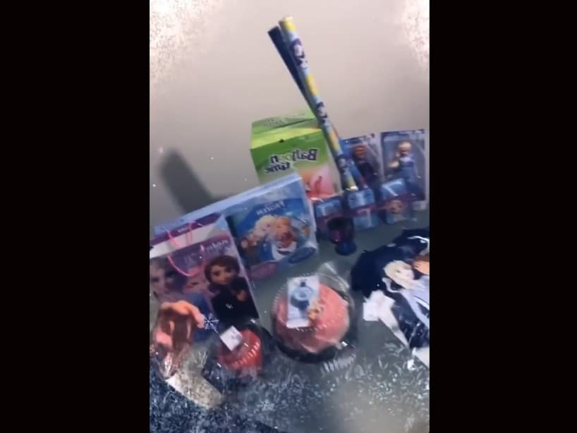 A través de su cuenta de Instagram, el pasado 22 de abril, la actriz de telenovelas compartió que gracias a la tecnología pudo pedir algunas cosas a un supermercado, como juguetes, vasos y otros accesorios, para celebrar a la pequeña, quien es fanática de la película ‘Frozen’, respetando así las indicaciones de las autoridades de no salir de casa.