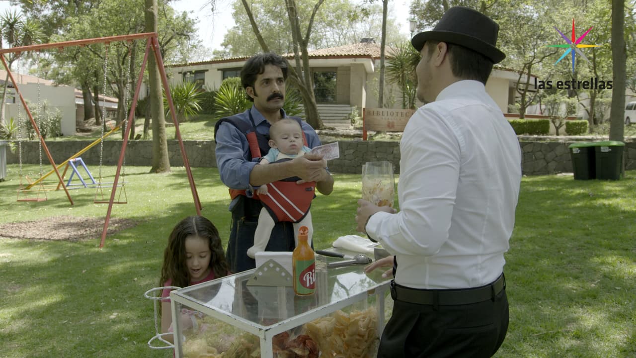 Danilo (Menny Del Valle) llega al puesto de Juan Carlos para comprarle una bolsa de papas y le paga con un billete de quinientos pesos. Juan Carlos, por no perder la venta deja a Alicia en el puesto en lo que va a cambiar el billete.