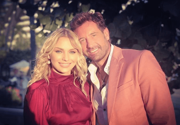Aunque el primer contacto entre estos actores fue en la telenovela 'Vino el amor' (2016), no fue sino hasta su participación en una obra de teatro que surgió el flechazo entre Gabriel Soto e Irina Baeva. Actualmente, ambos participan en la telenovela 'Soltero con hijas'.