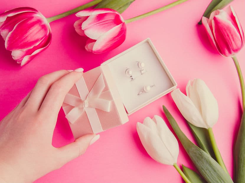 Mamá Cáncer. Una pieza de joyería de perlas, su piedra de la suerte, será un lindo detalle.