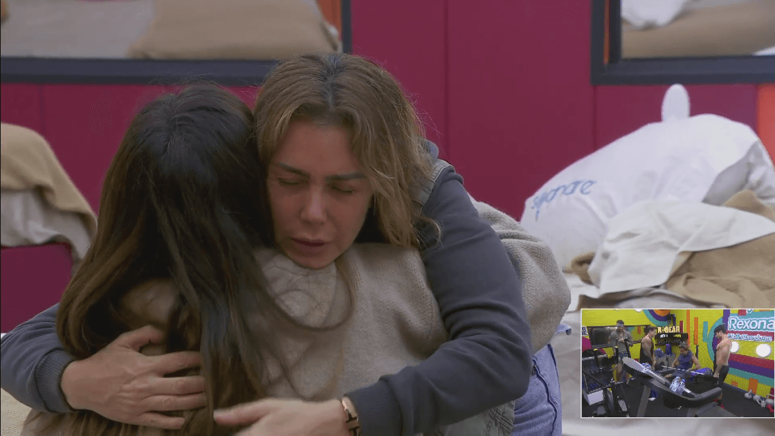 Sabine Moussier abraza a Mariana Echeverría